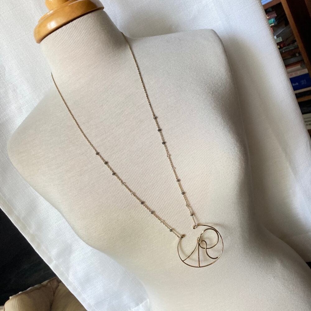 Cursive R openwork gold-tone necklace - Picture 5 of 9